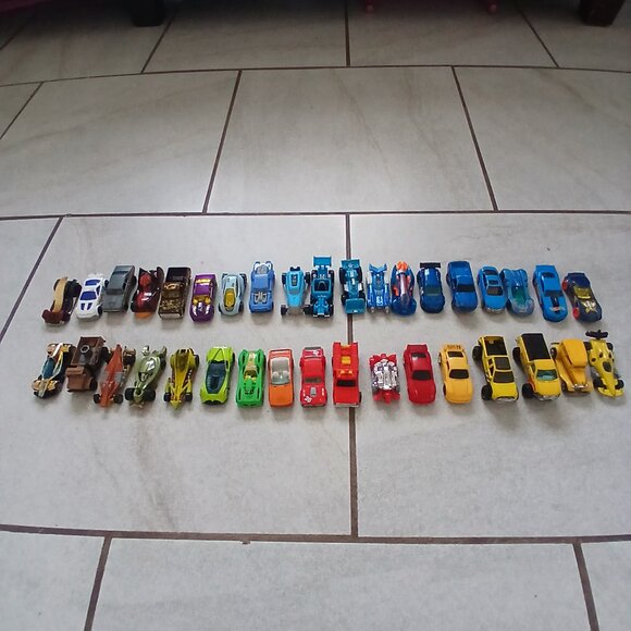 Hot Wheels Mattel Lot 36 Cars w/ Carrying Case Holds 100 Cars - Picture 1 of 16